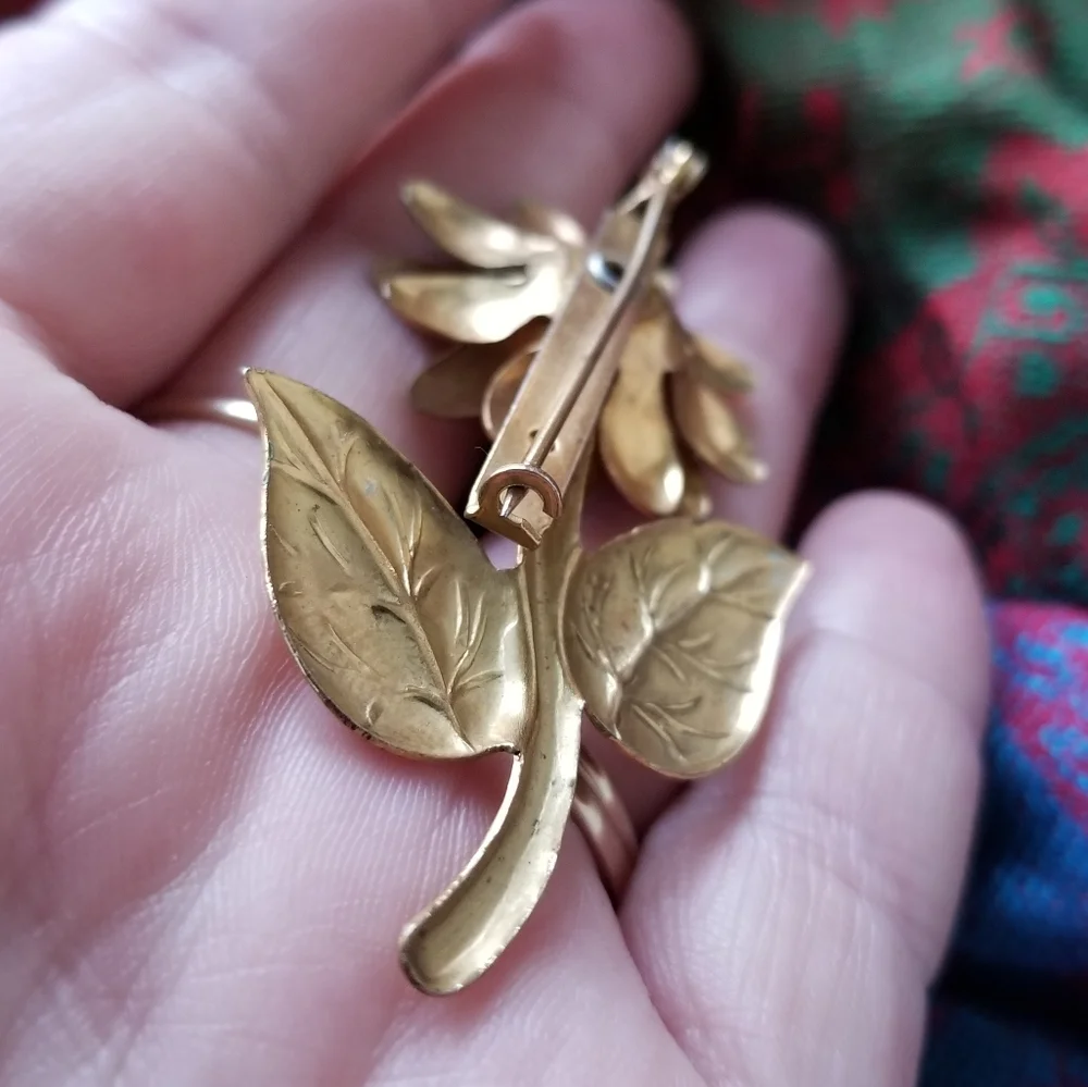 Vintage daisy flower brooch gold tone clear rhinestone flower pin